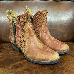 Circle G Distressed Red Burnished Ankle Booties Women’s 7